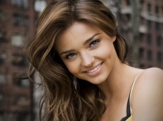 Taylor Swift Rocks Layers: Get Her Practical & Chic Sweater