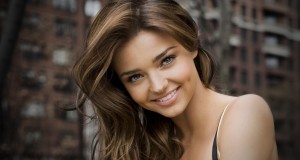 Taylor Swift Rocks Layers: Get Her Practical & Chic Sweater