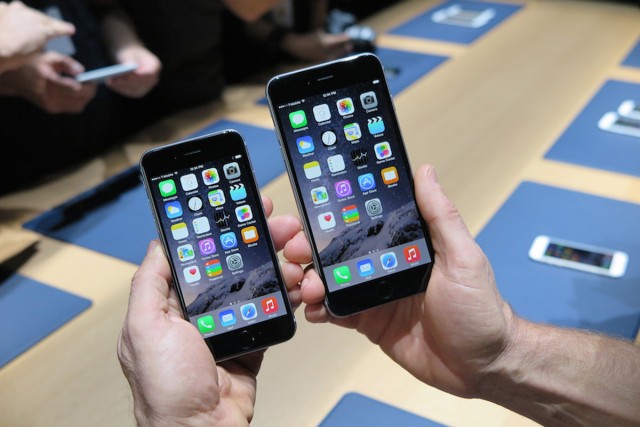 Jennifer Aniston Flaunts Nipples At Cake Premiere With Justin Theroux