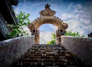 Examining the Architectural Impact of Indonesian Volcanic Geography