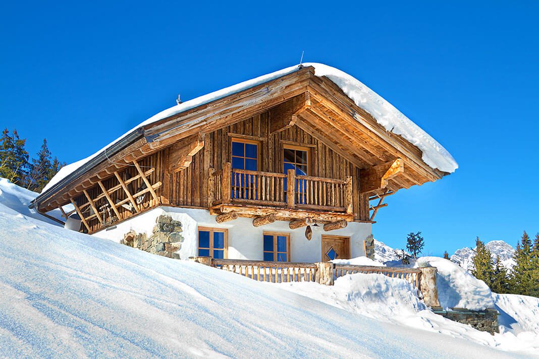 Amazing Mountain Chalet Overlooking The Alps Newspaper Architecture   49 1068x712 