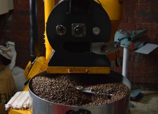 A battle of manual grinders broken down in images