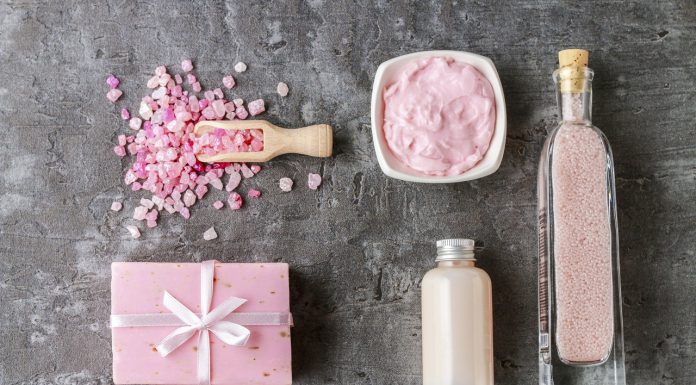 How to Make DIY Natural Make-Up