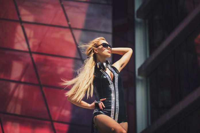 beautiful woman in sunglasses posing in the modern city