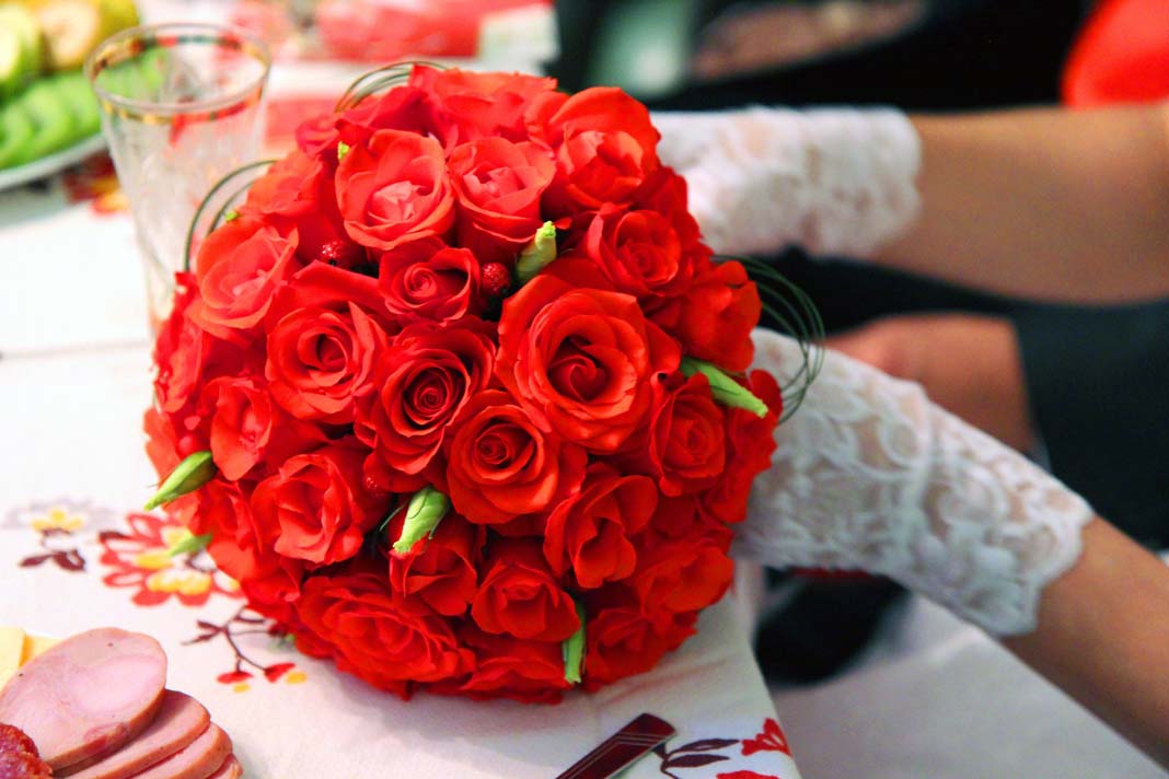 15 Ways to Use Red Roses in Your Wedding - Newspaper Wedding Demo