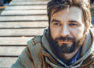 Homeless Man’s Act of Kindness Towards Woman